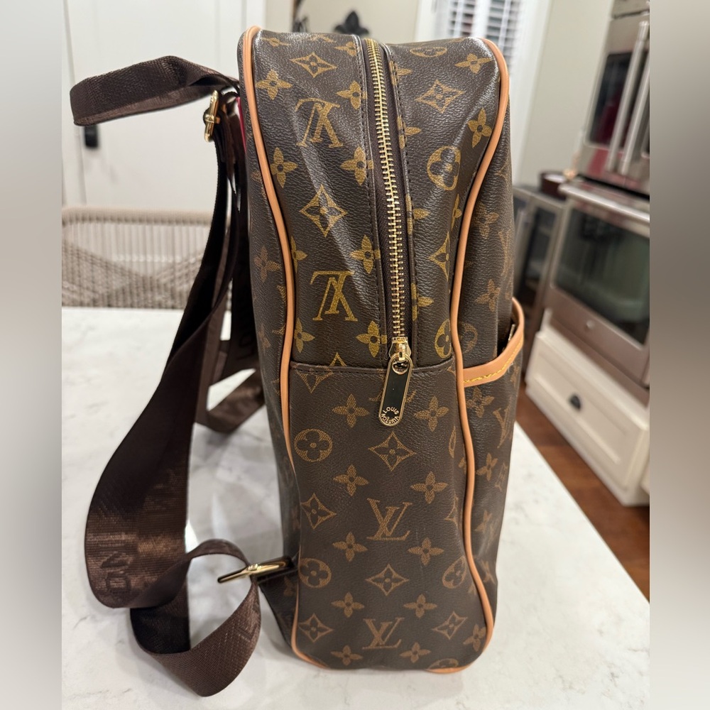 👜 **Louis Vuitton** Pattern Backpack - Picture 4 of 11